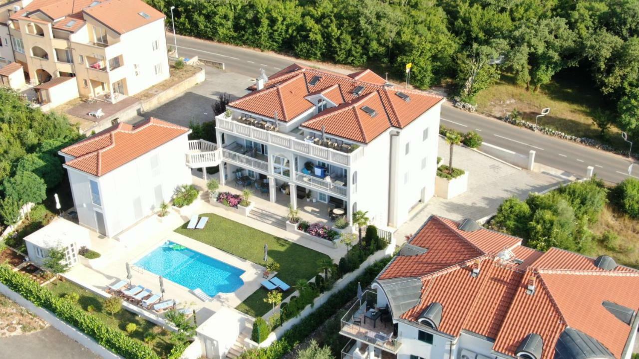 Deluxe Apartments Vila Carissa Malinska Bagian luar foto